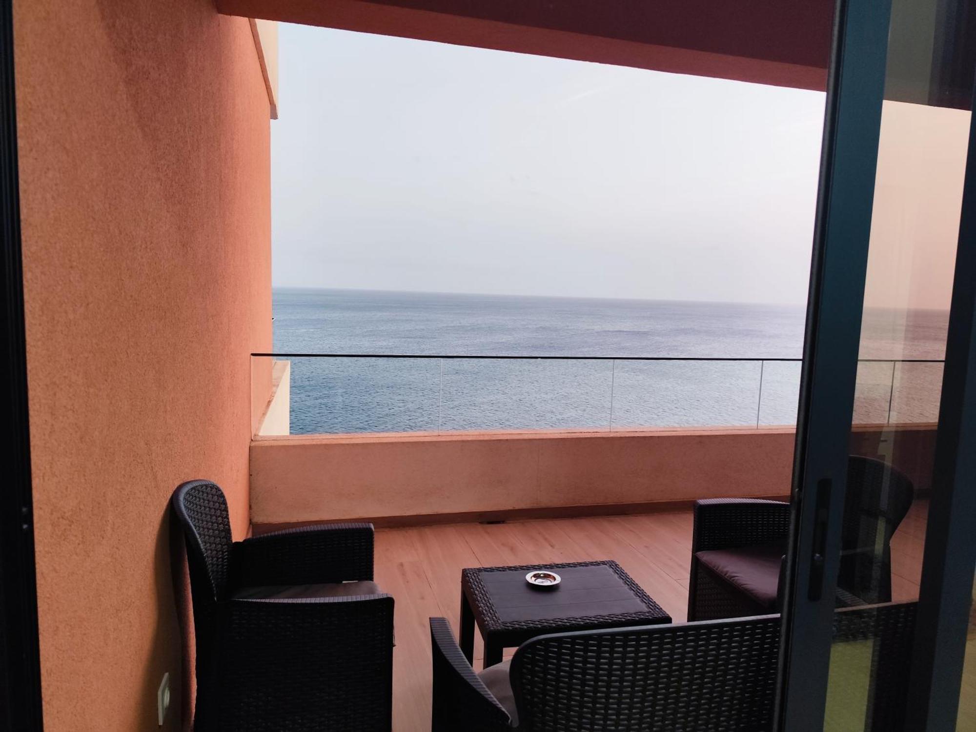 Ocean Mirror Apartment Praia Bagian luar foto